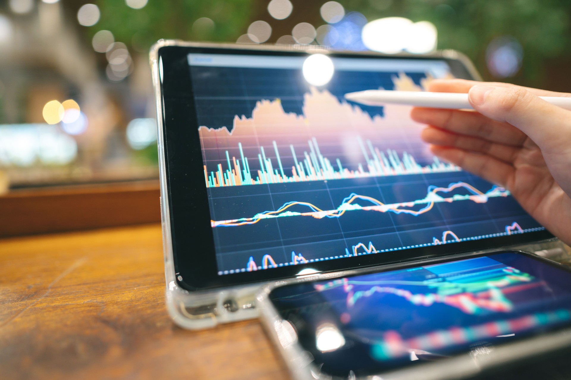 Robot Algorithmic Trading invest stockmarket and cryptocurrencies bitcoin market